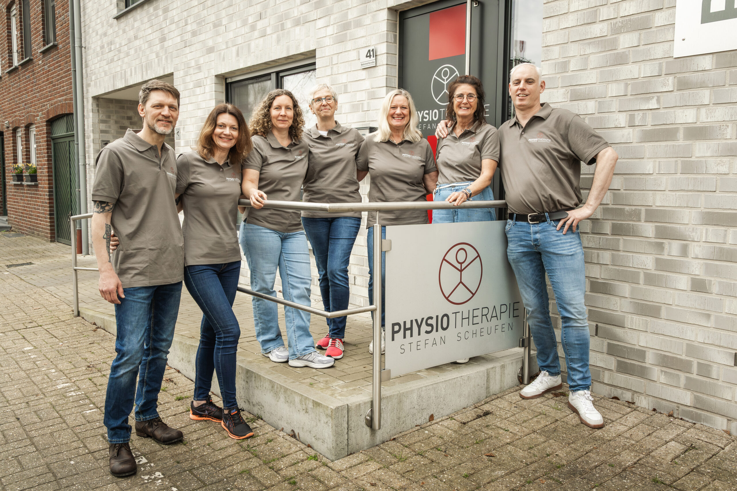 Das Team der Physiotherapie Stefan Scheufen vor der Praxis in Gangelt-Birgden